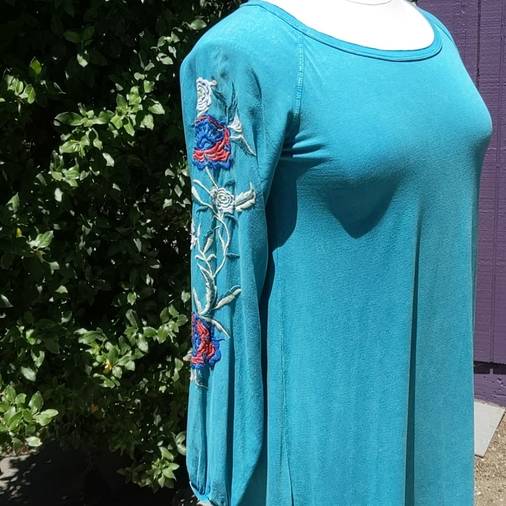 T Party Boho teal top w/embroidered sleeves